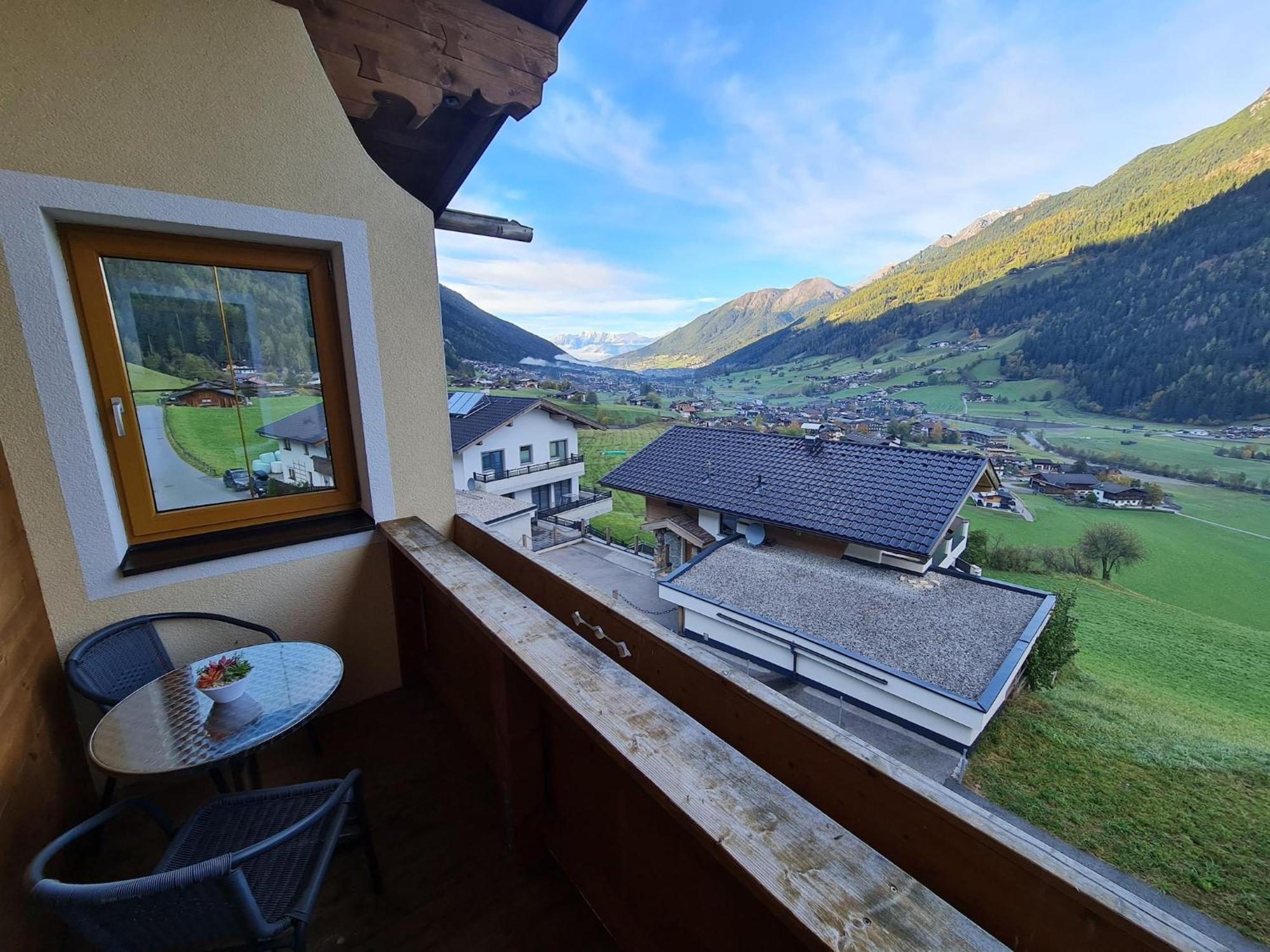 Plush Apartment With Mountain Views Neustift im Stubaital Buitenkant foto